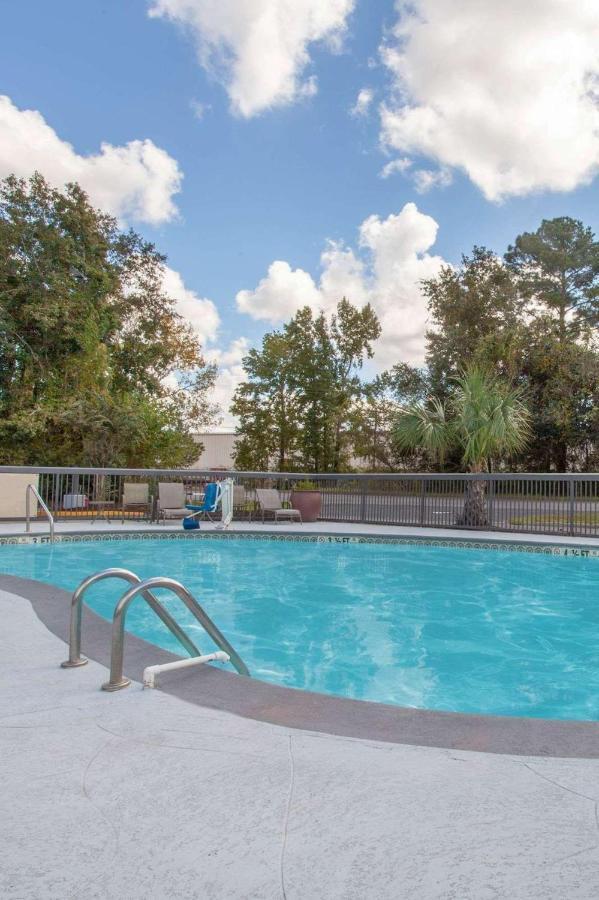 Wingate By Wyndham Charleston Coliseum Hotel Exterior photo